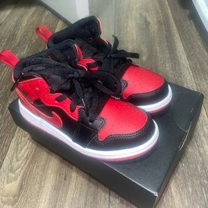 Toddler shoes 9c
